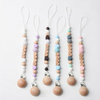 Les attaches tétines à perles et personnalisables sont disposées les unes à coté des autres - Mon Doux Cocon